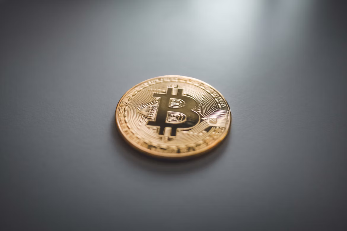 分析师称，比特币价格在经济复苏迹象显现之际维持在 7.8 万美元。