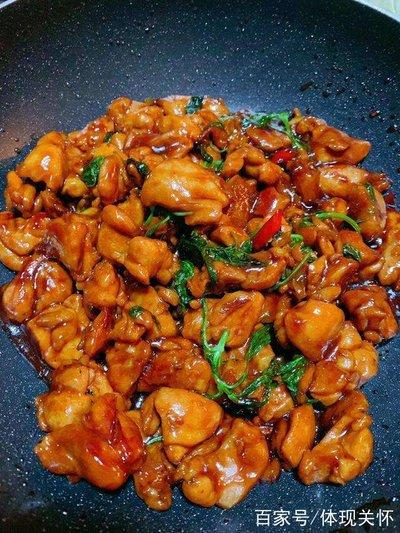 江西名菜三杯鸡中的三杯通常是哪三种调料